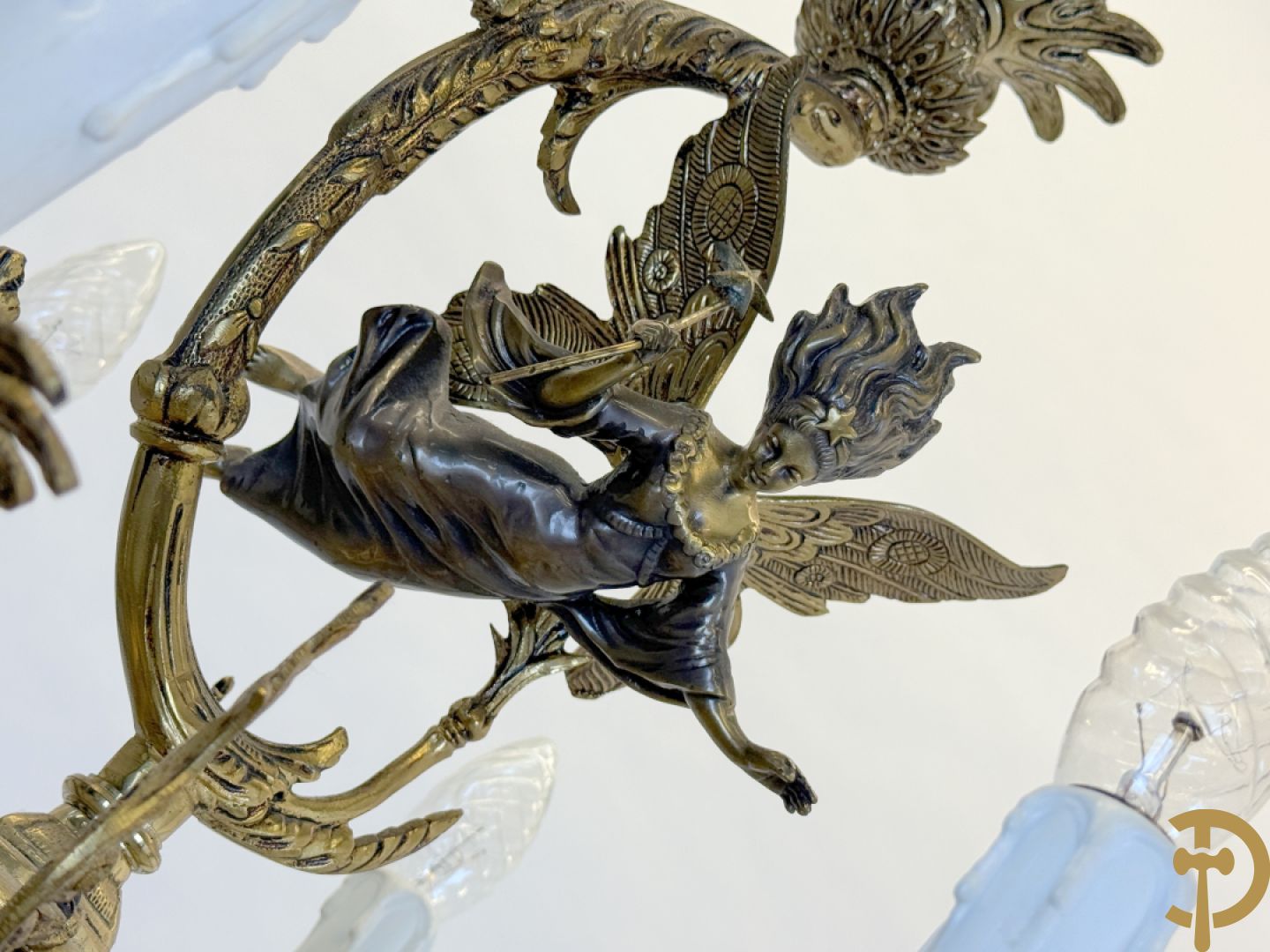 Bronzen vergulde luchter met gevleugelde fee en 12 armen + paar 3 armige applieken