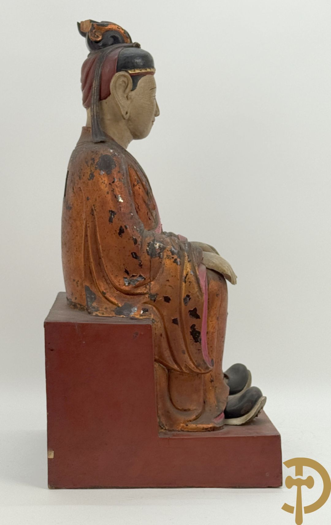 Houtgesculpteerd en gepolychromeerd zittend boedhistisch figuur