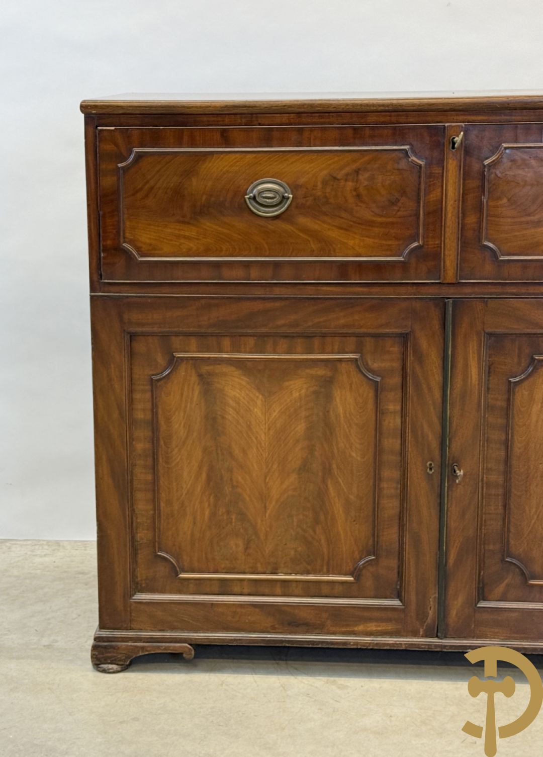 Engelse mahoniehouten tweedeursdresse met ingebouwde secretaire bovenaan