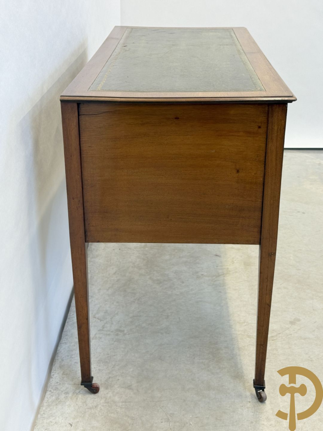 Engelse mahoniehouten opschiktafel met 4 lades op hoge pootjes