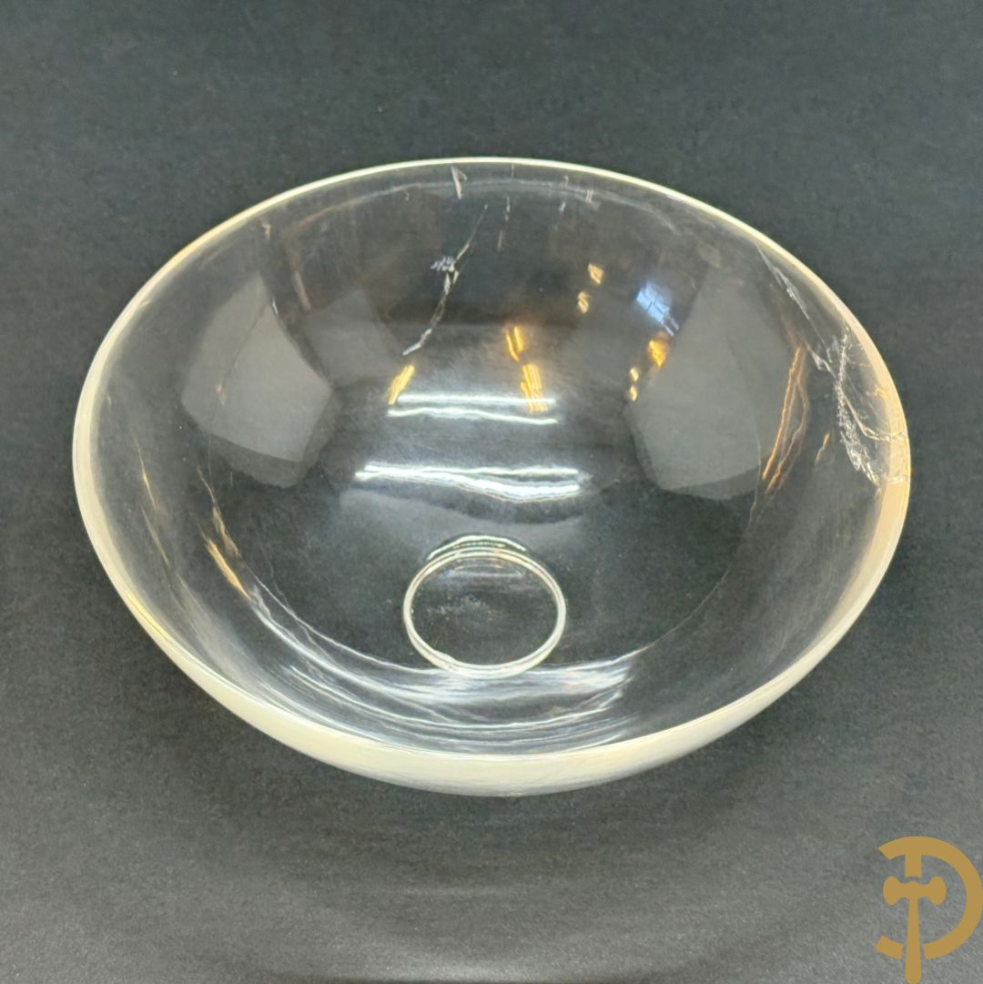 Wolf Helmut (getekend onderaan) Gepolierde schaal/bowl van doorschijnend bergkristal met rechte rand (scherfje aan voet) onder getekend WOLF H. (Steinbildhauer, Edelsteingestalter, aus Kirschweiler, Idar-Oberstein),