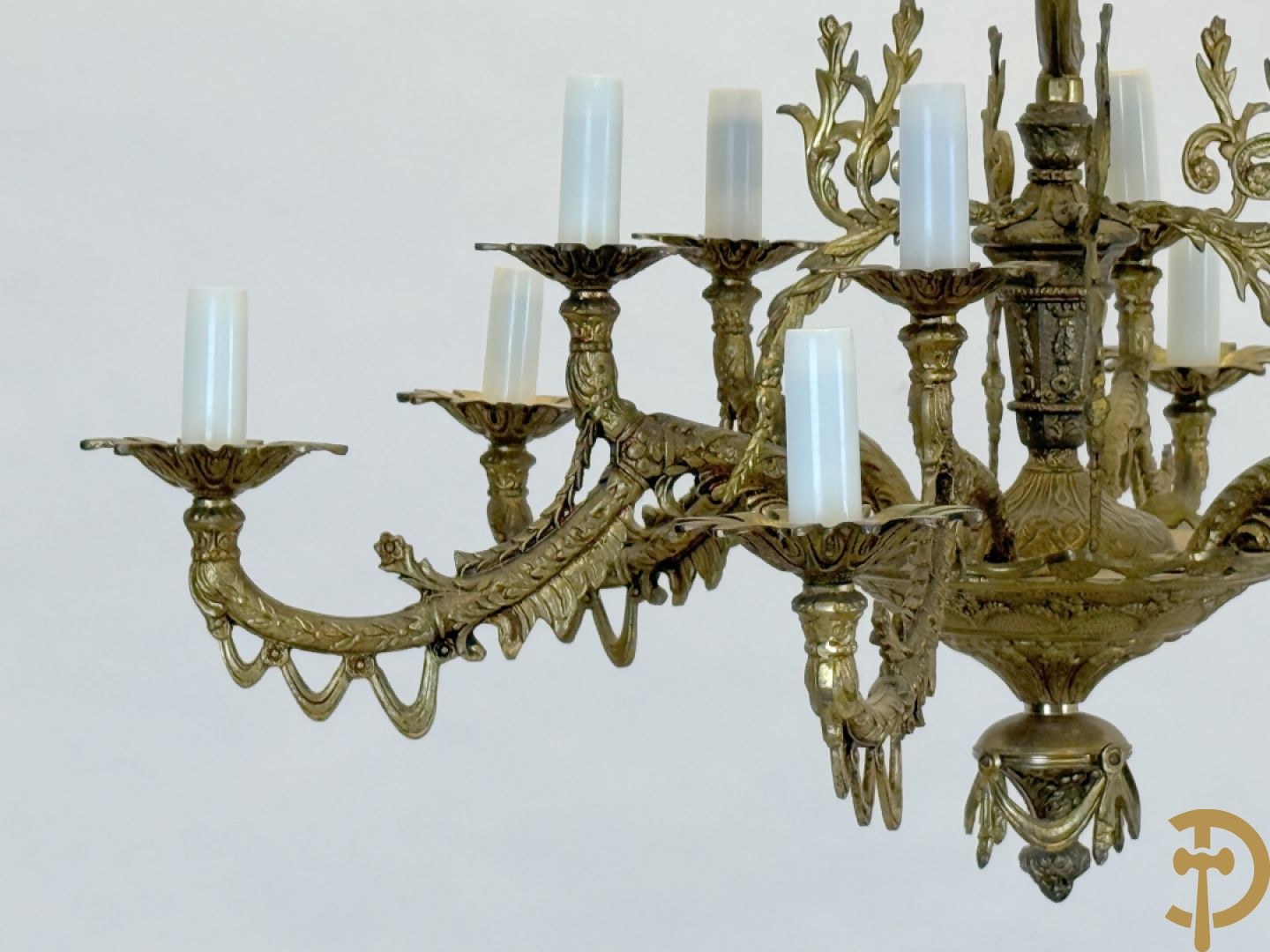 Koperen twaalfarmige luchter bezet met fee