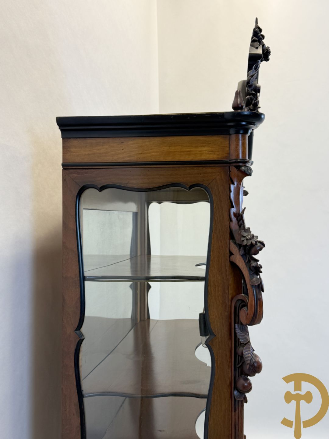 Franse notelaren vitrine met Louis XV motieven en fruitranken, bovenaan bezet met amfoor, 19e