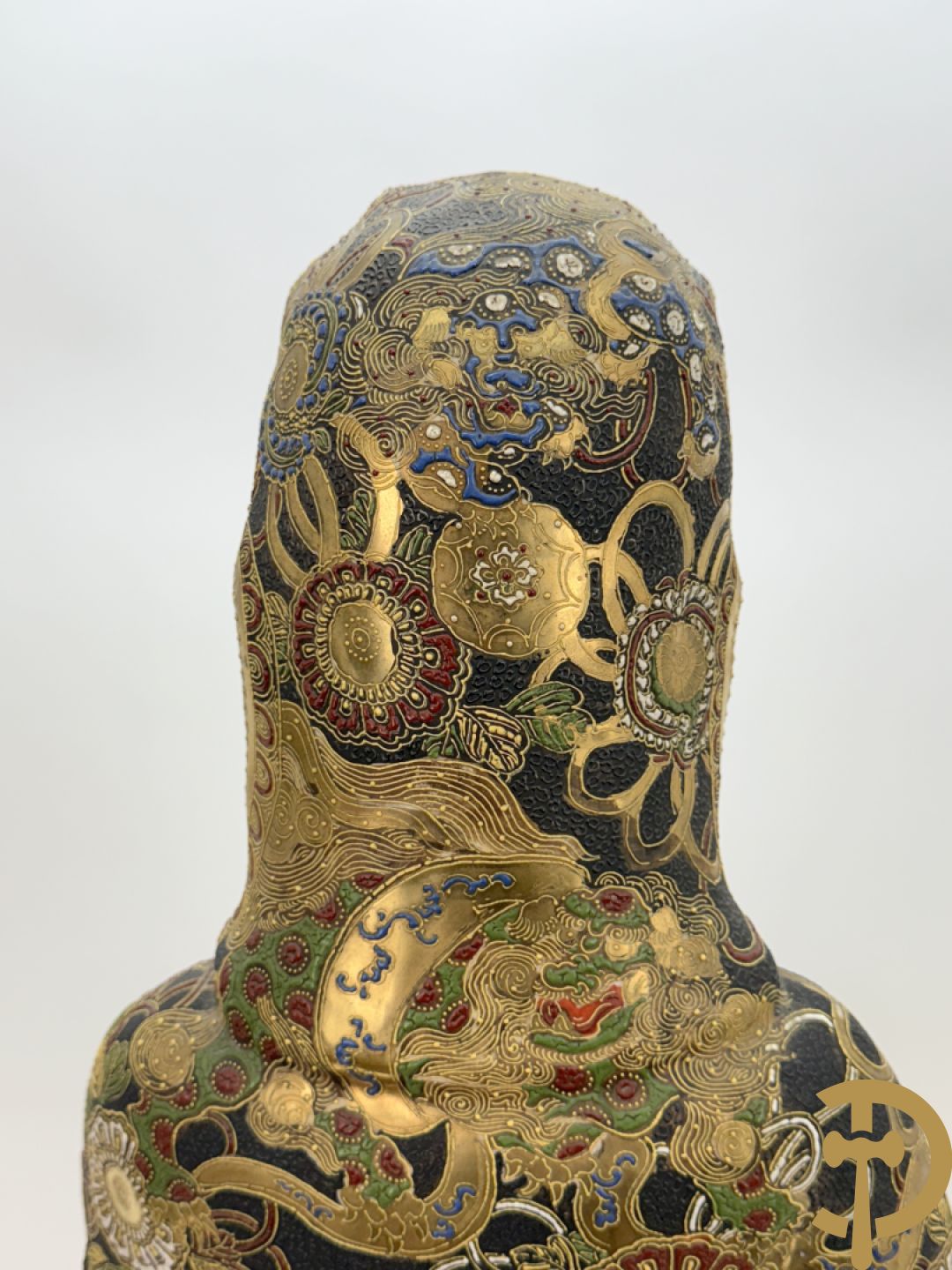 Grote staande Kwan Yin in Japans Satsumat porselein