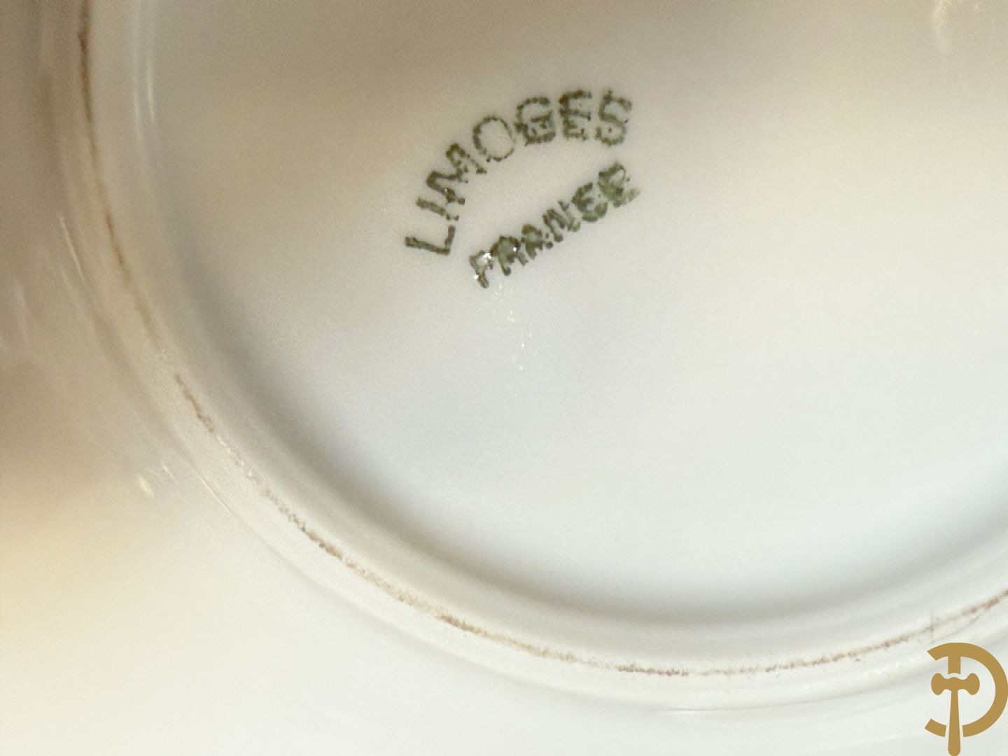 Porseleinen Limoges koffiekopjes en schoteltjes met vergulde accanthusranken + porseleinen Limoges borden met romantische geanimeerde taferelen + roze en blauwe Limoges vazen met romantische taferelen