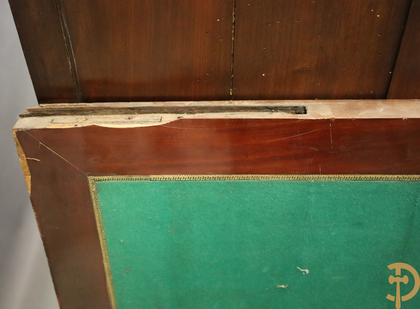 Imposant notelaren cilinderbureau met bovenbouw met ingemaakte lades, cilinderklep en uittrekbaar schrijfblad - drie deuren onderaan - 19e