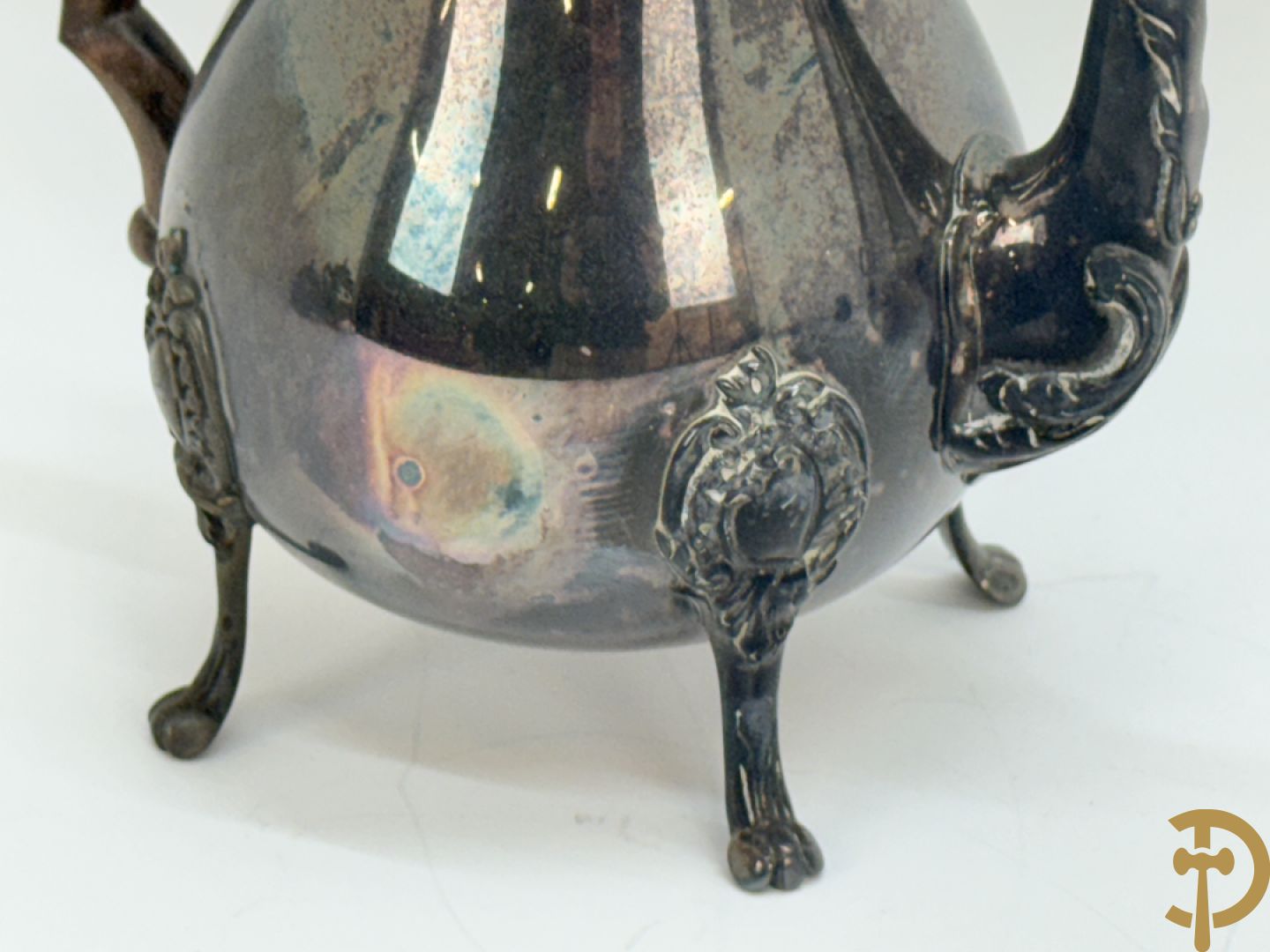 Verzilverd koffieservies met Louis XV motieven op verzilverde schotel, gemerkt M R 25, bestaande uit koffiekan, theekan, melkkan en suikerpot