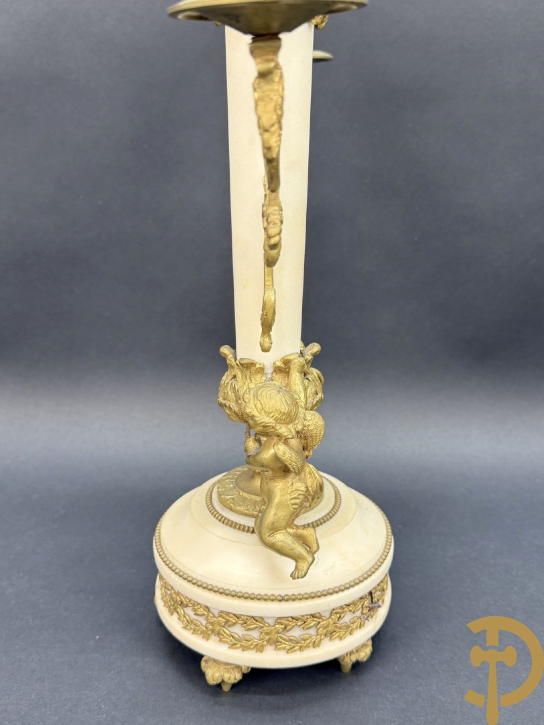 Paar marmeren kandelaars met bronzen cupido