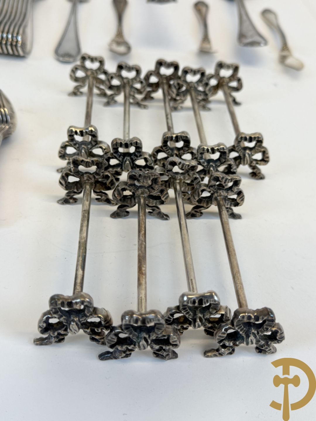 Verzilverd bestek Wiskemann met Louis XVI motieven+ verzilverde groentenkom Wiskemann