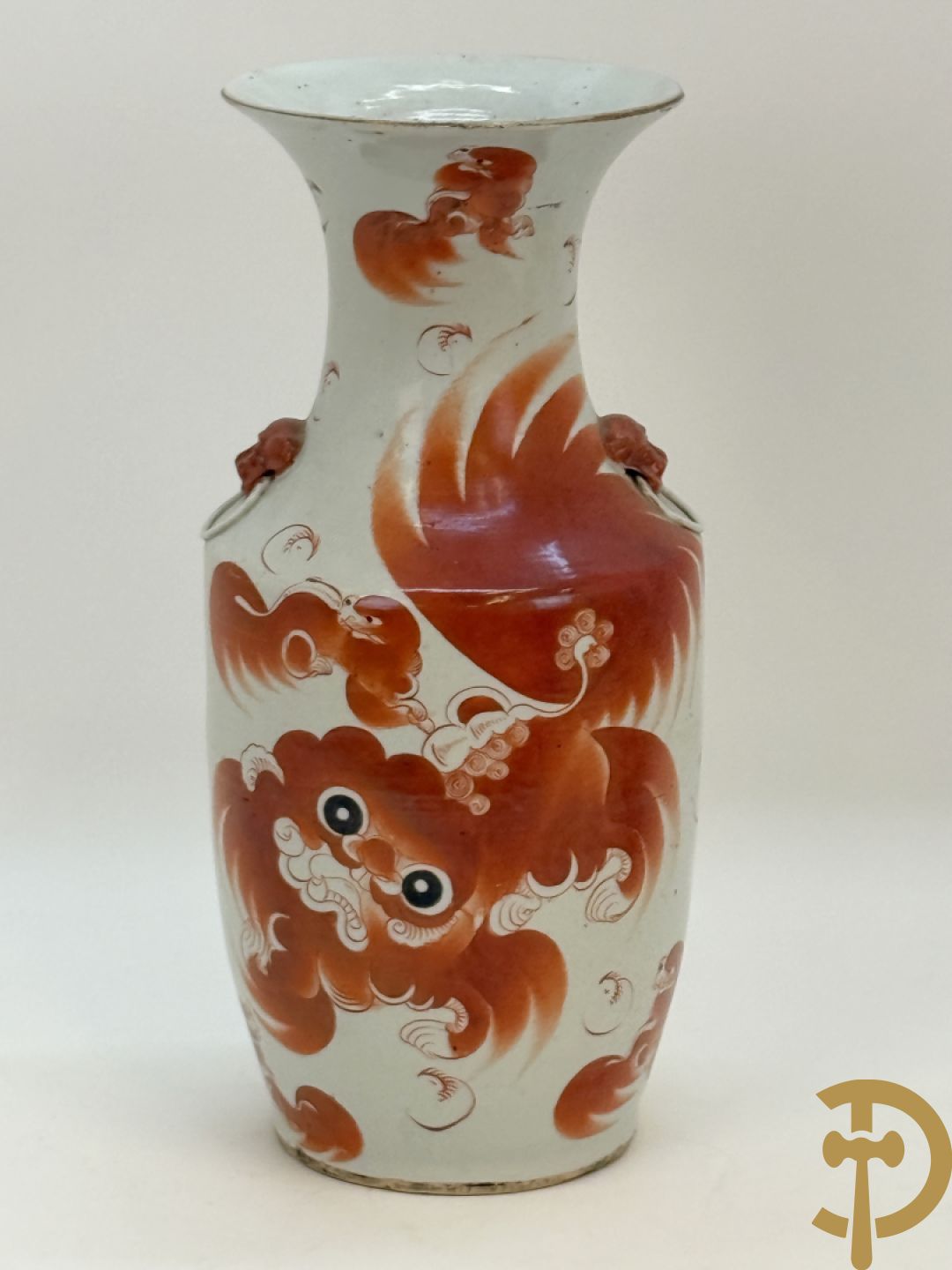 Chinese porseleinen vaas met decor van fo honden + Dekselpotiche in Chinees porselein met geanimeerd decor van dames in landschap