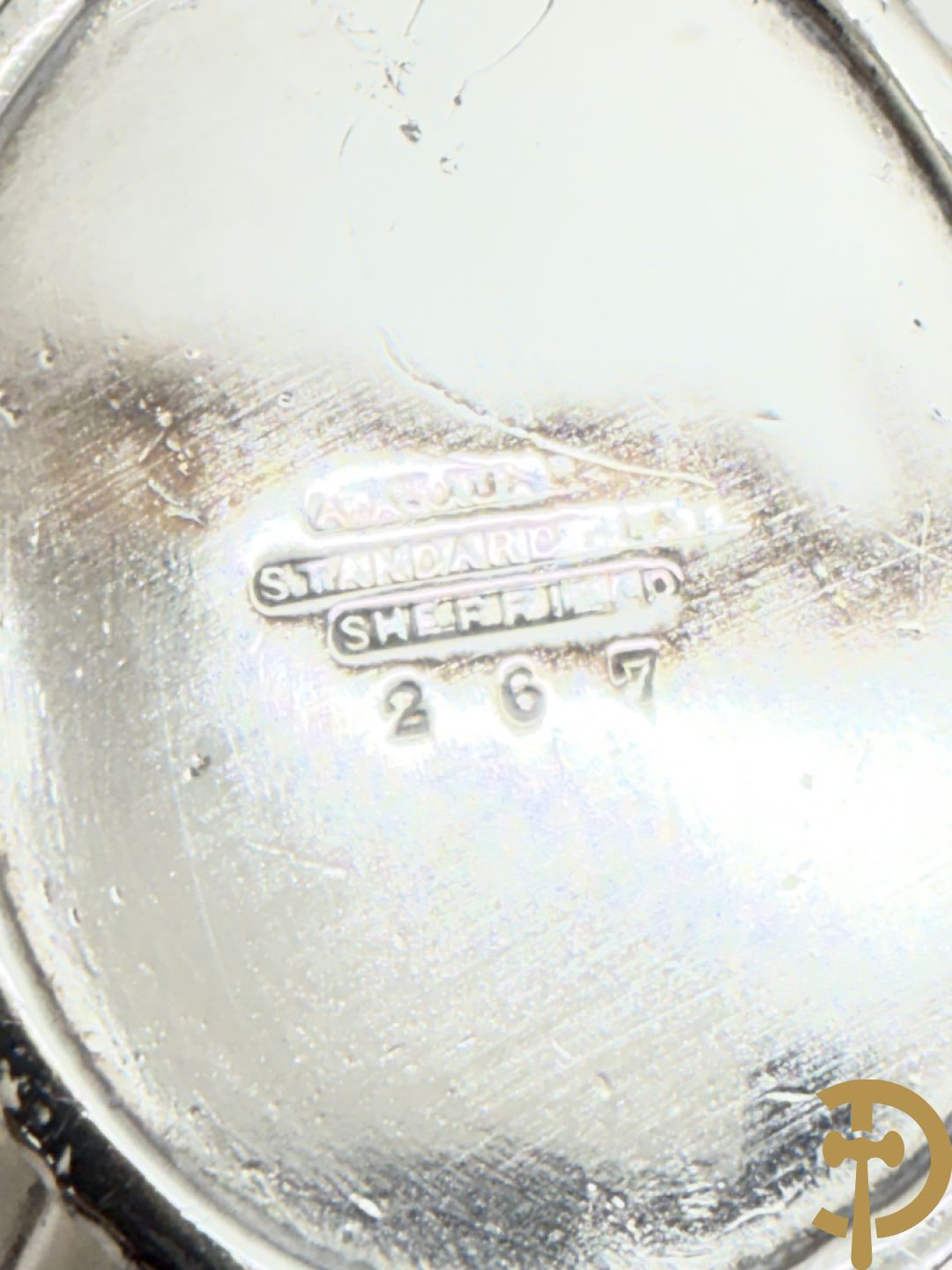 Engels verzilverd koffie- en theeset + verzilverde koekjesschaal + 2 verzilverde coupes + 2 verzilverde kandelaars + verzilverd kannetje