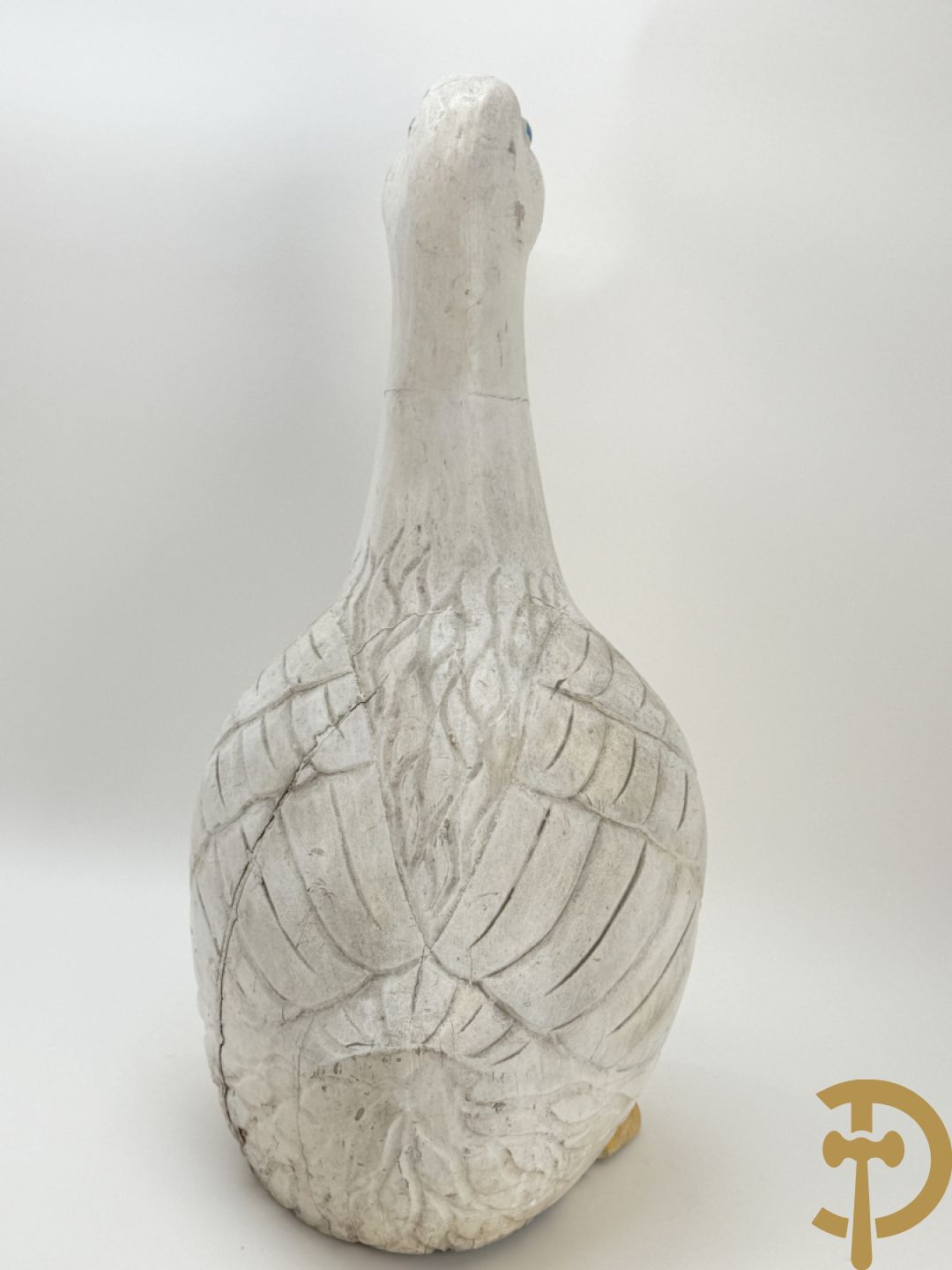 Plastic Donald Duck zittend op 3 boeken, onderaan gemerkt Disney + houten gesculpteerd beschilderde eend