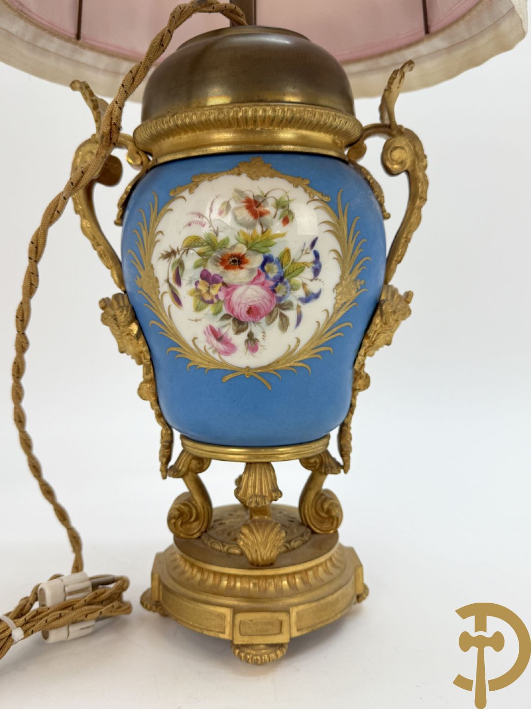 Bronzen lampadaire met accanthusranken en centraal Sèvres coupe gedecoreerd met cupido en bloemendecor