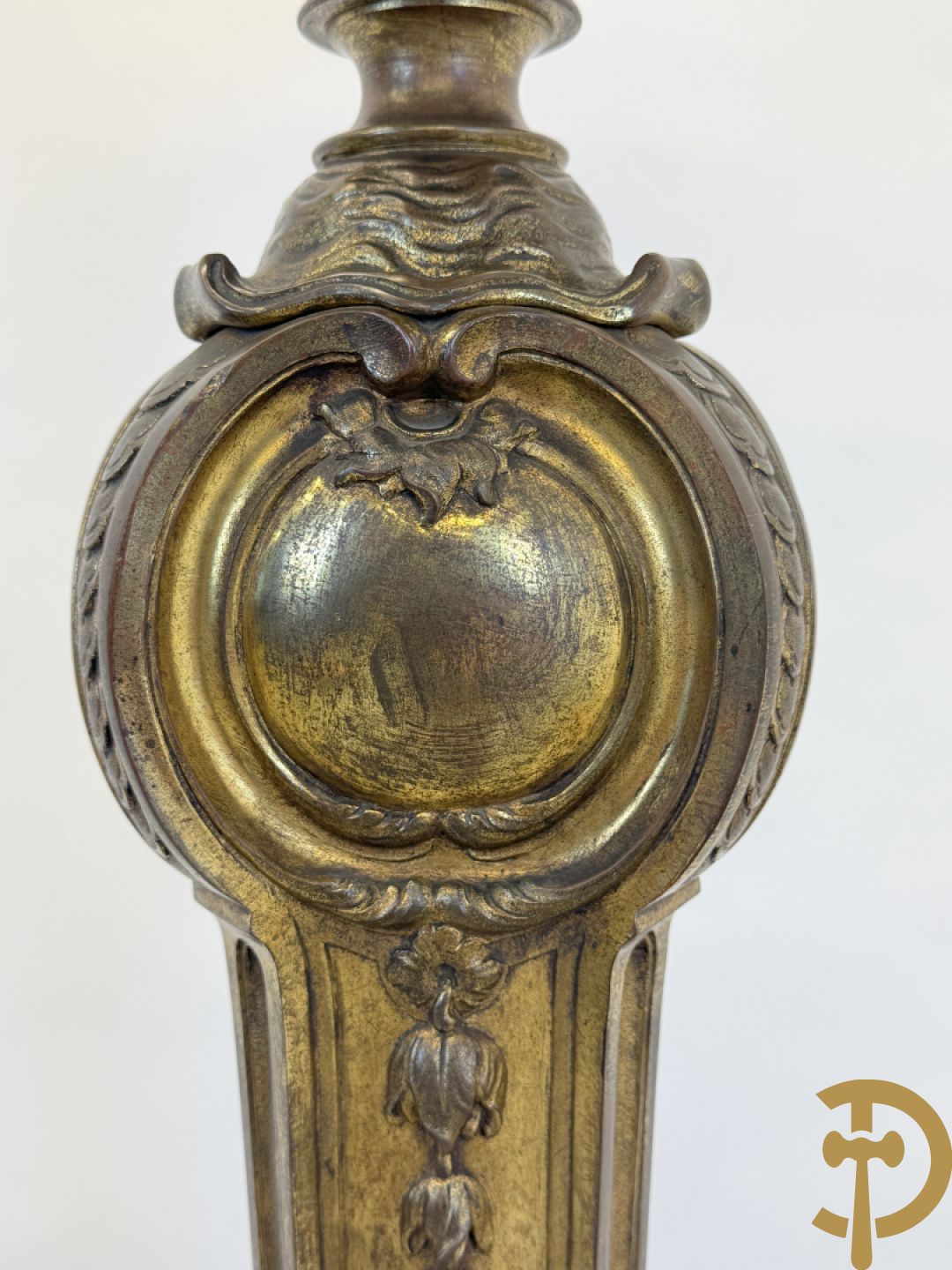 Bronzen staander op drie voluutvormige poten met acanthusranken, bezet met guirlandes en bovenaan met marmeren plateau