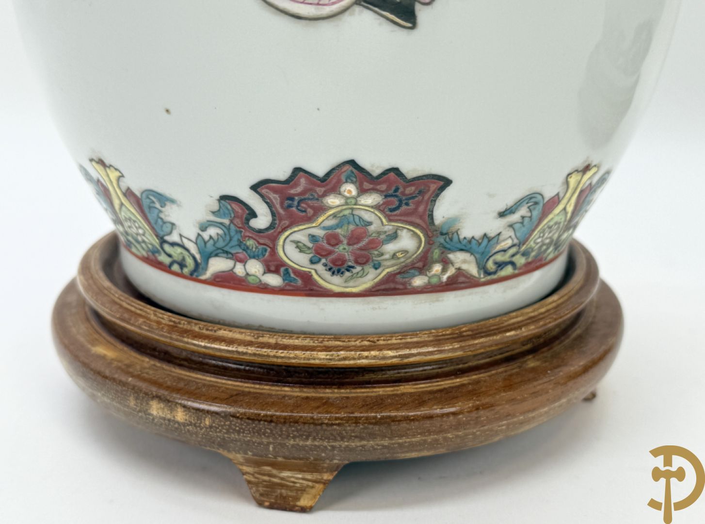 Paar porseleinen Chinese vazen met decor van personages en Chinese tekens, handgekleurd