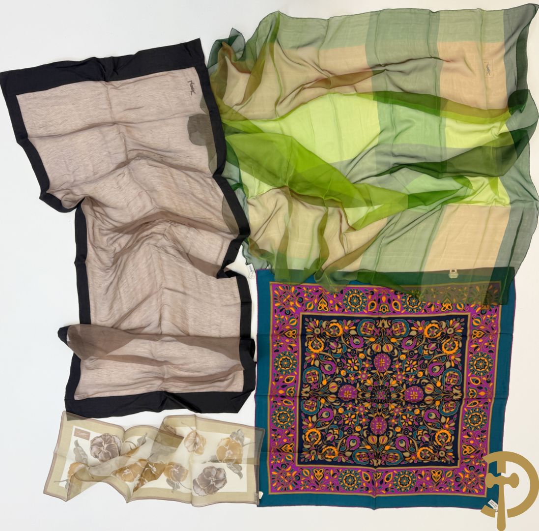 Vier foulards Yves Saint Laurent (nooit gedragen komt uit winkel restant)