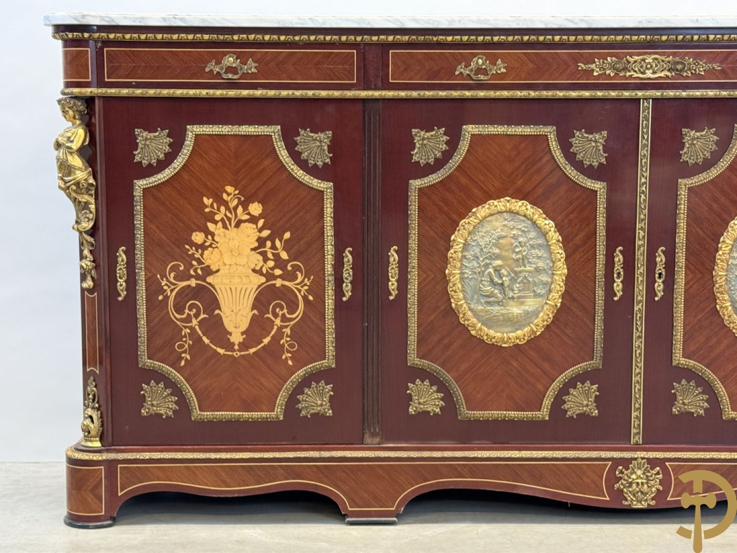 Notelaren vierdeursdressoir met 3 laden, gemarketteerde bloementaferelen en ovale bronzen plakkettes - zijdelings met damesfiguren - bovenaan met wit marmeren blad