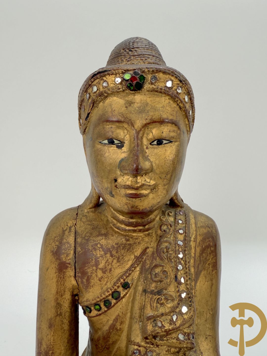 Handbeschilderd ijzeren boedhahoofd + vergulde houtgesculpteerde zittende boedha