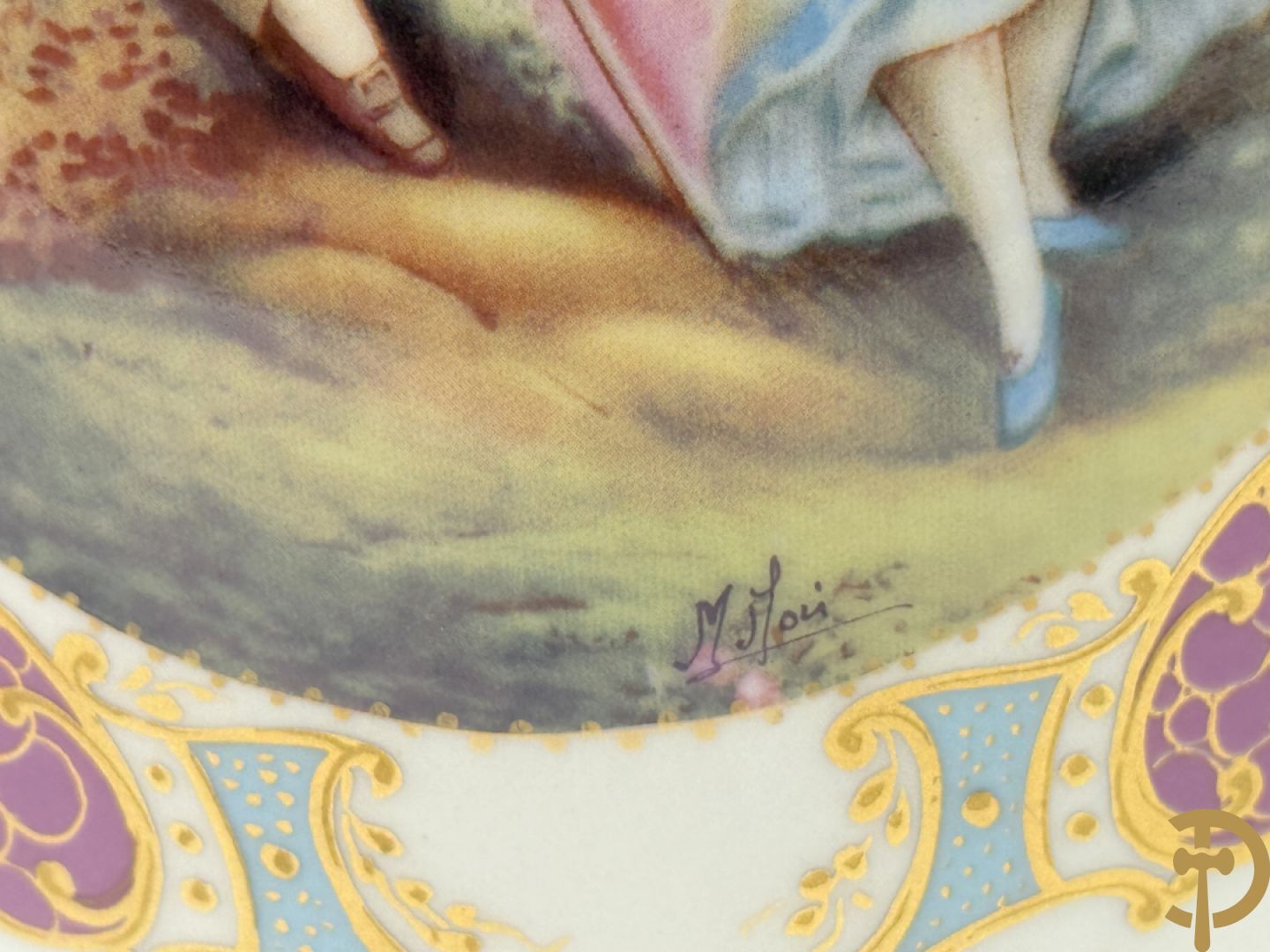 Paar porseleinen Sèvres stijl dekselpotiches met dubbel bedrukt romantisch decor en bezet met bronzen ornamenten