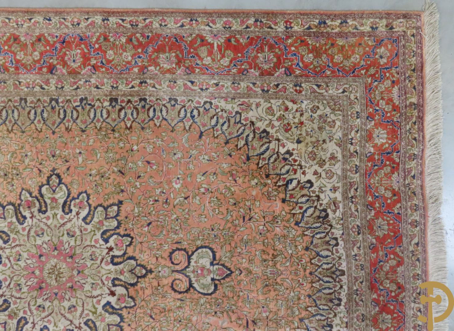 Oosters handgeknoopt tapijt zijde op katoen met centraal medaillon en bloementaferelen