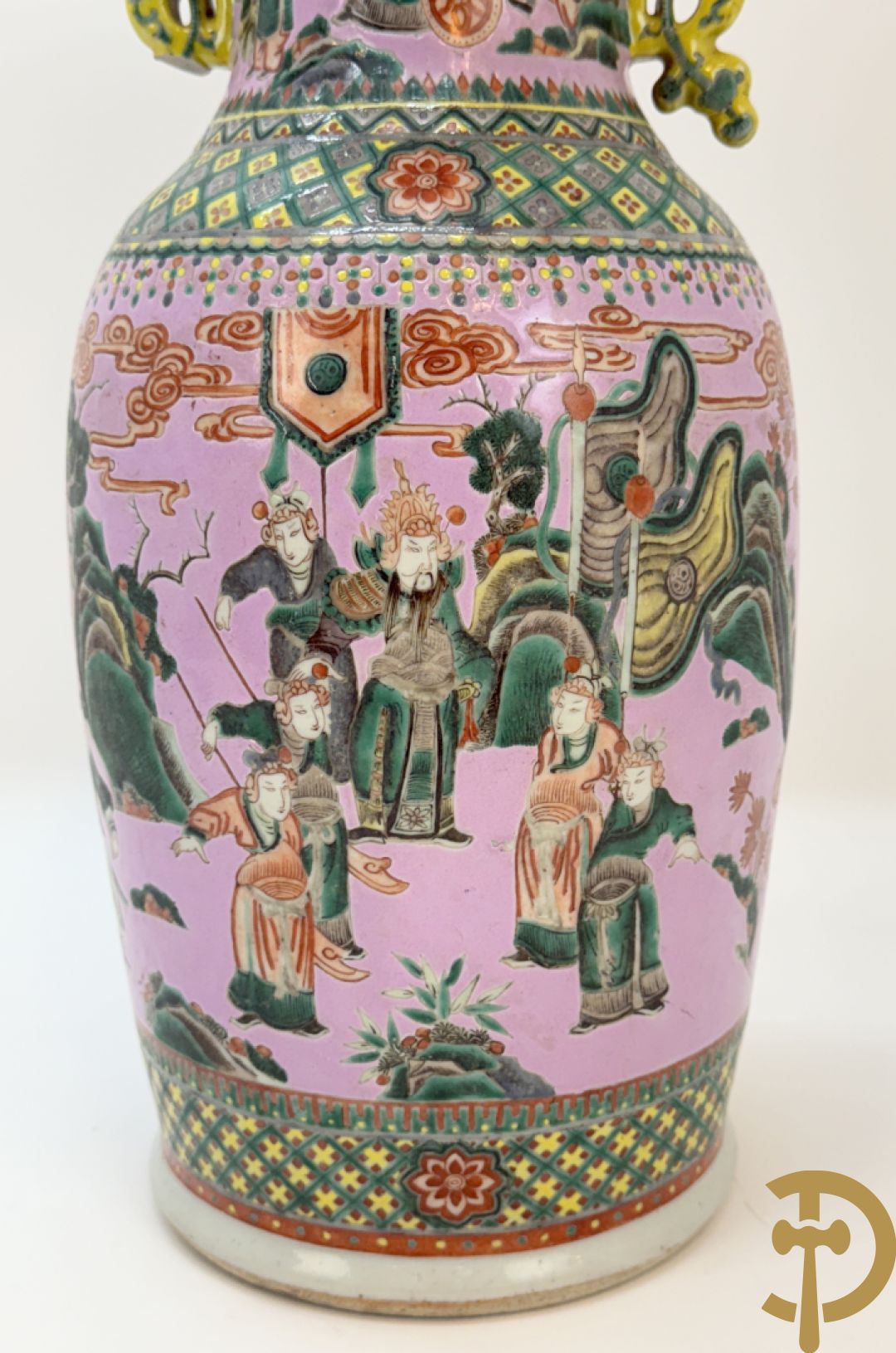 Chinese porseleinen meerkleurige vaas met decor van wijsgeren in landschap