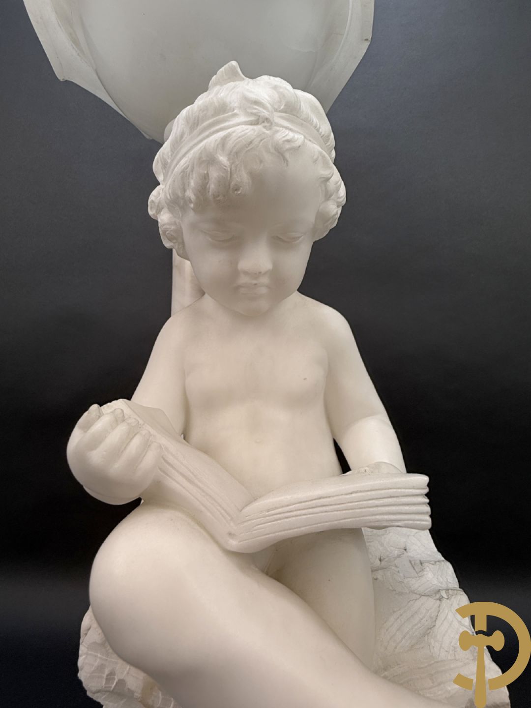 Albast beeld van jongen met boek en lamp