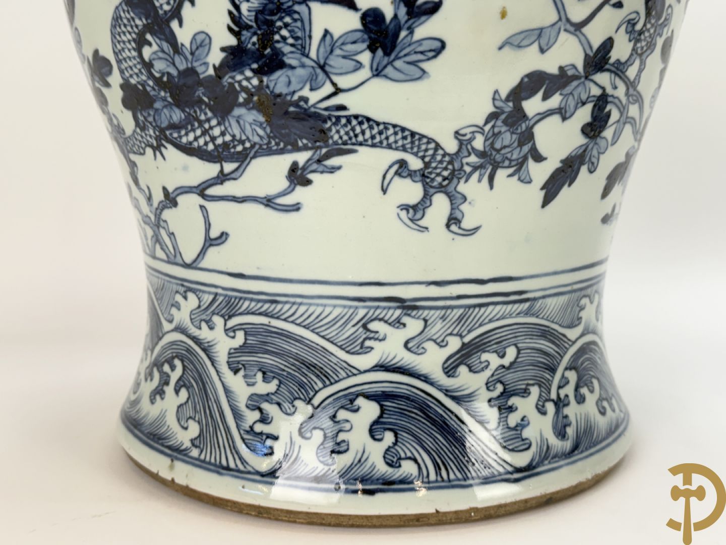 Paar Chinese blauw/witte porseleinen dekselvazen gedecoreerd met draken en bloemenmotieven, als lampadaire omgebouwd