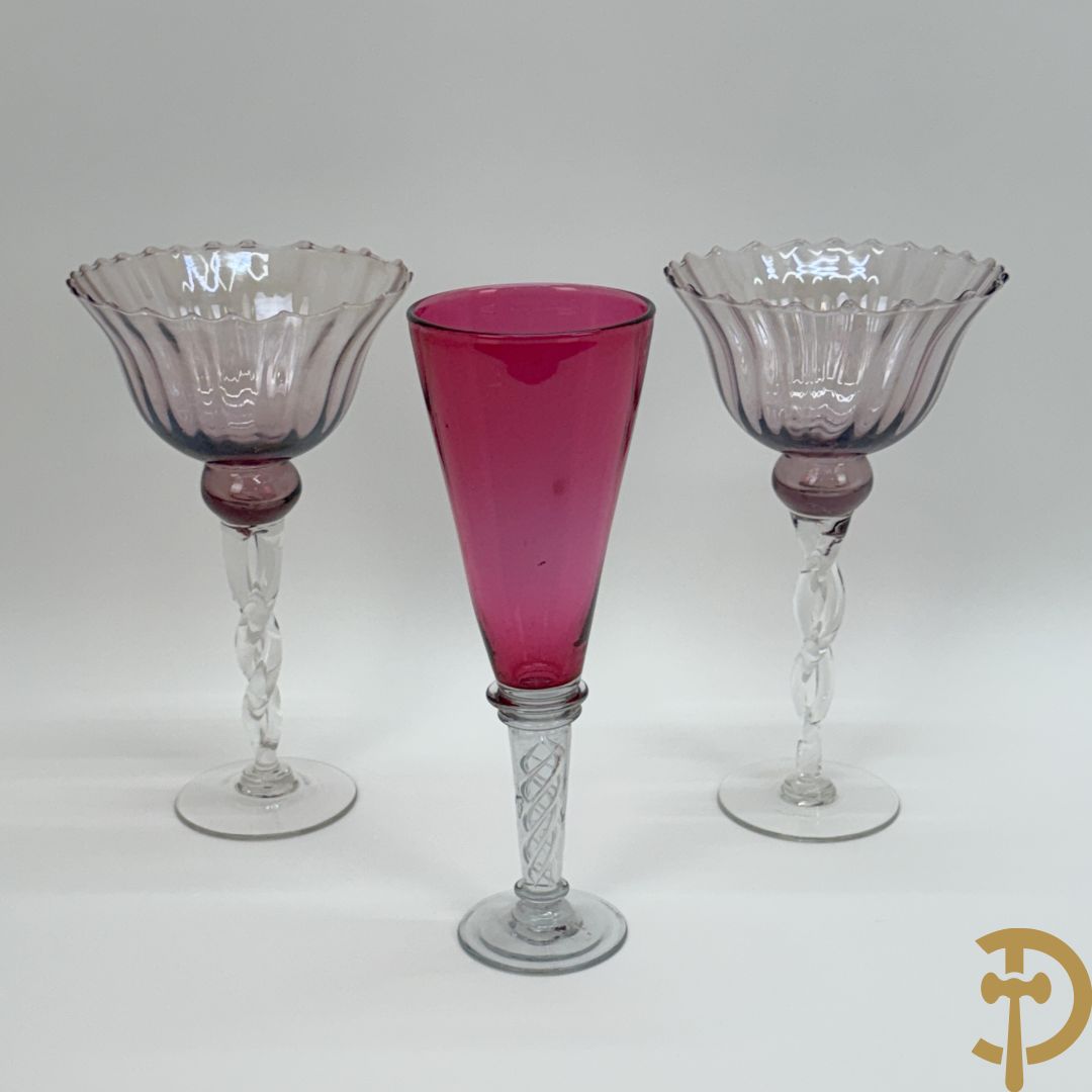 Roze mondgeblazen fluitvormige vaas + 2 Italiaanse getorste vazen