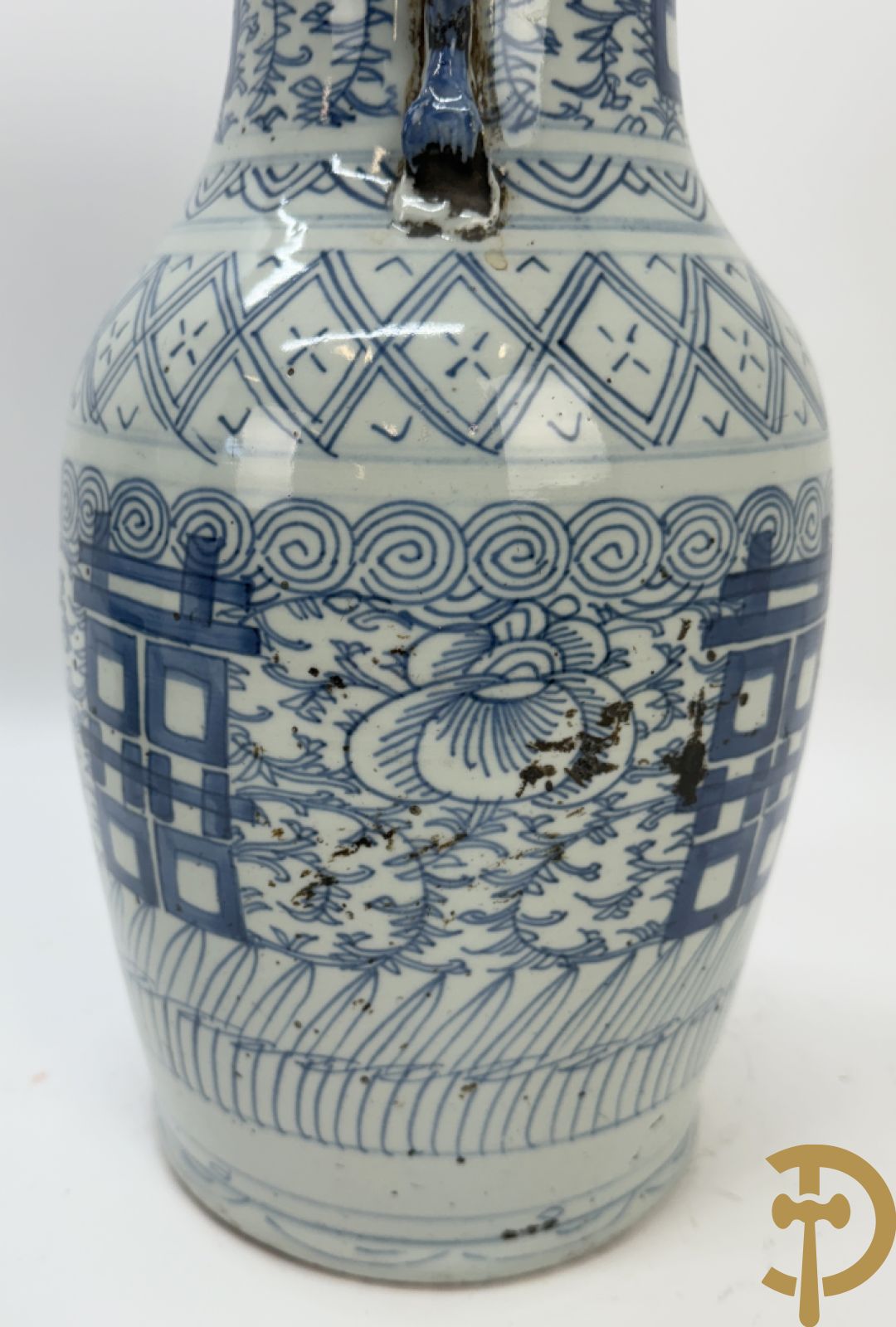 Paar blauw/witte Chinese porseleinen vazen met tekens en accanthusranken, 19e