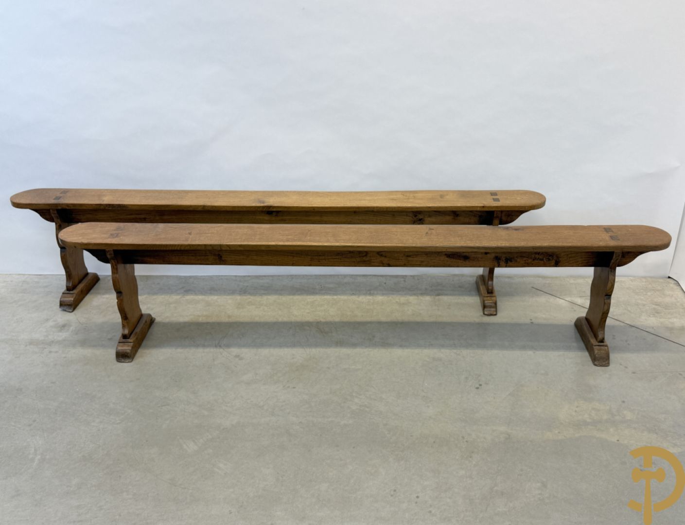 Paar massief eiken kloosterbanken met afgeronde zijkanten