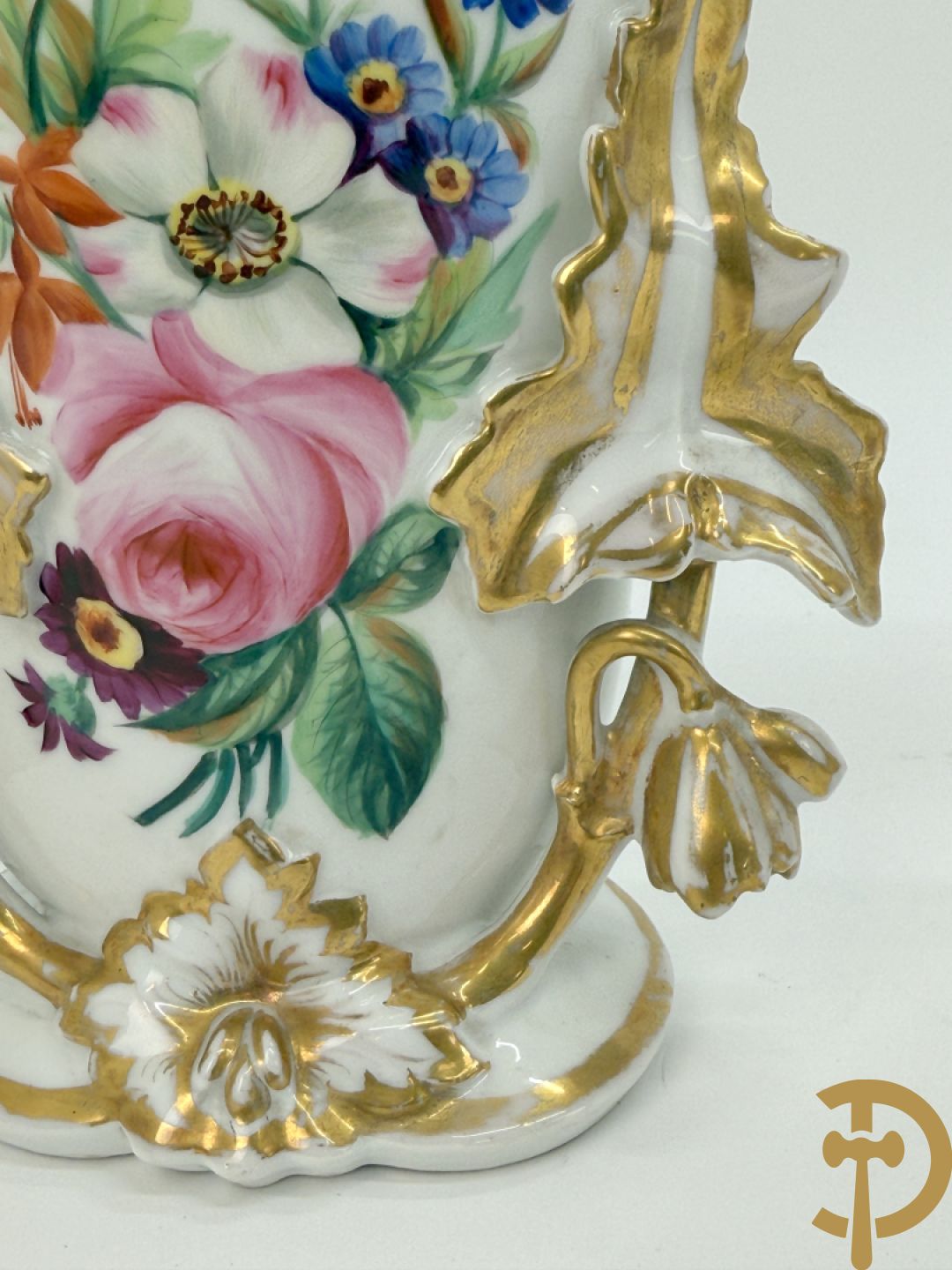 Paar porseleinen Vieux Paris vazen met bloementaferelen