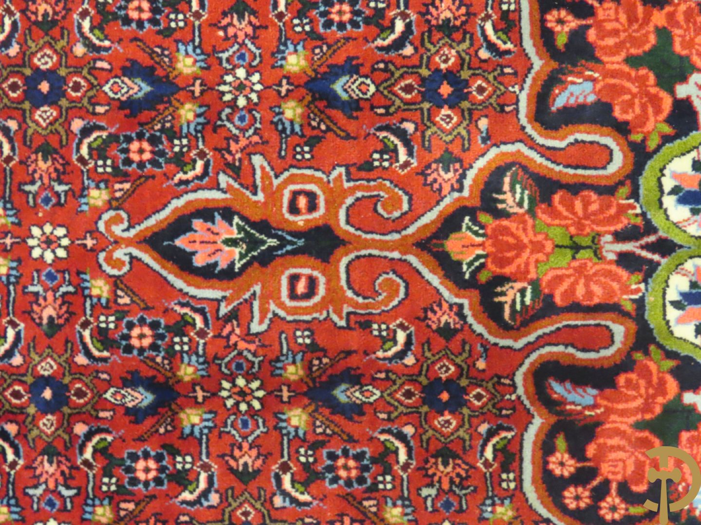 Oosters handgeknoopt tapijt met bloemenpatronen op rode fond