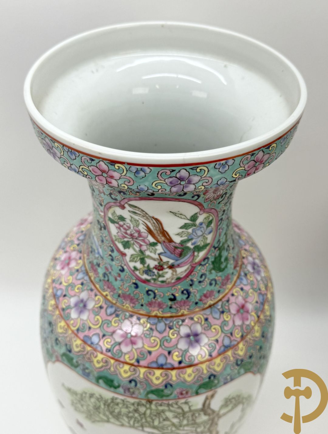 Paar Chinese vazen met geishadecor, rondom bezet met bloemen