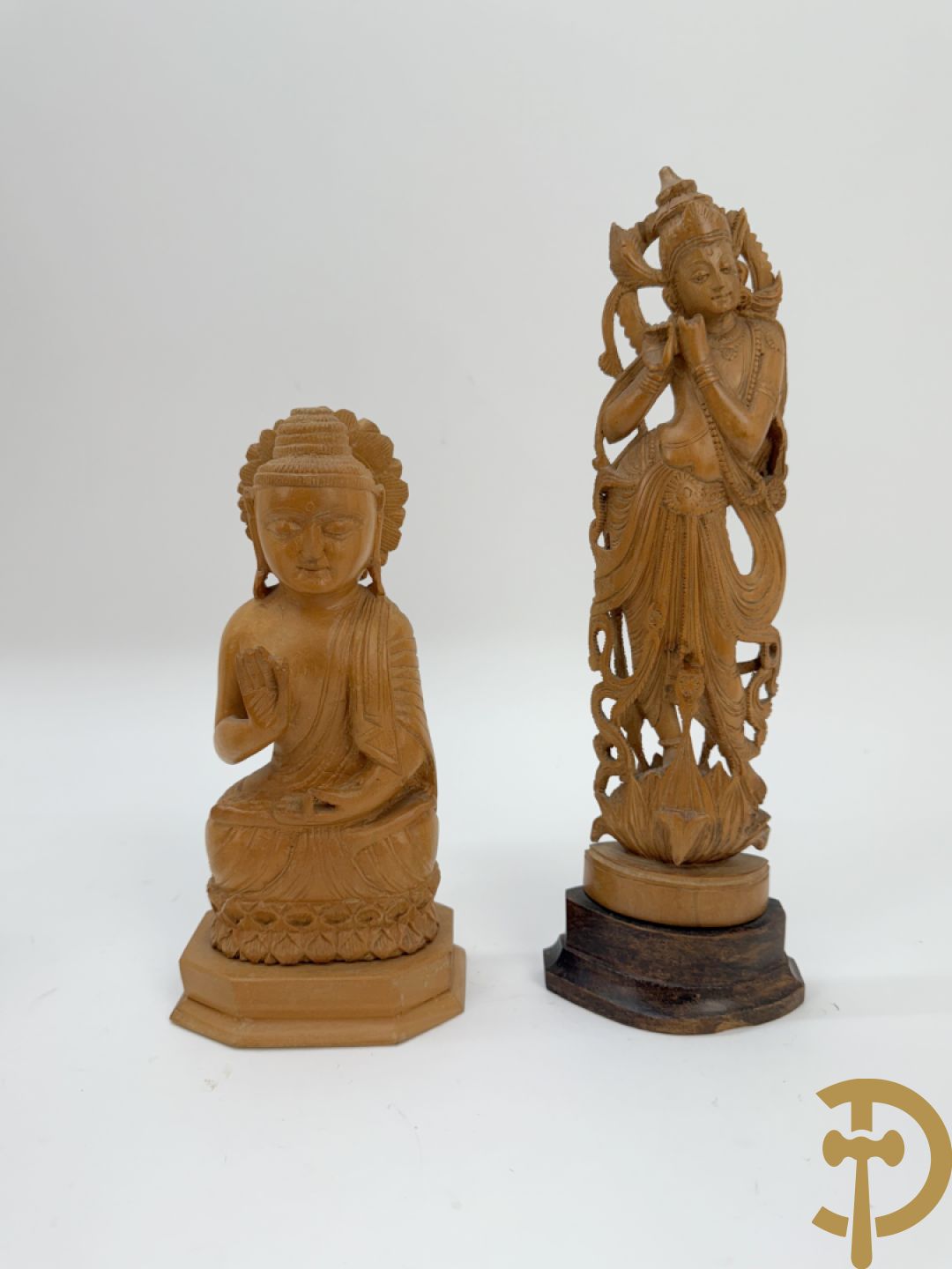 Negen houtgesculpteerde boedhistische figuren waarvan enkele verguld