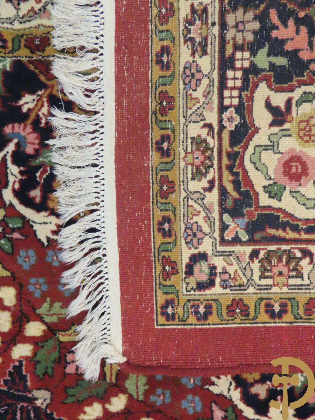 Oosters handgeknoopt tapijt met centraal medaillon en bloemenmotieven op rode fond, Tabriz