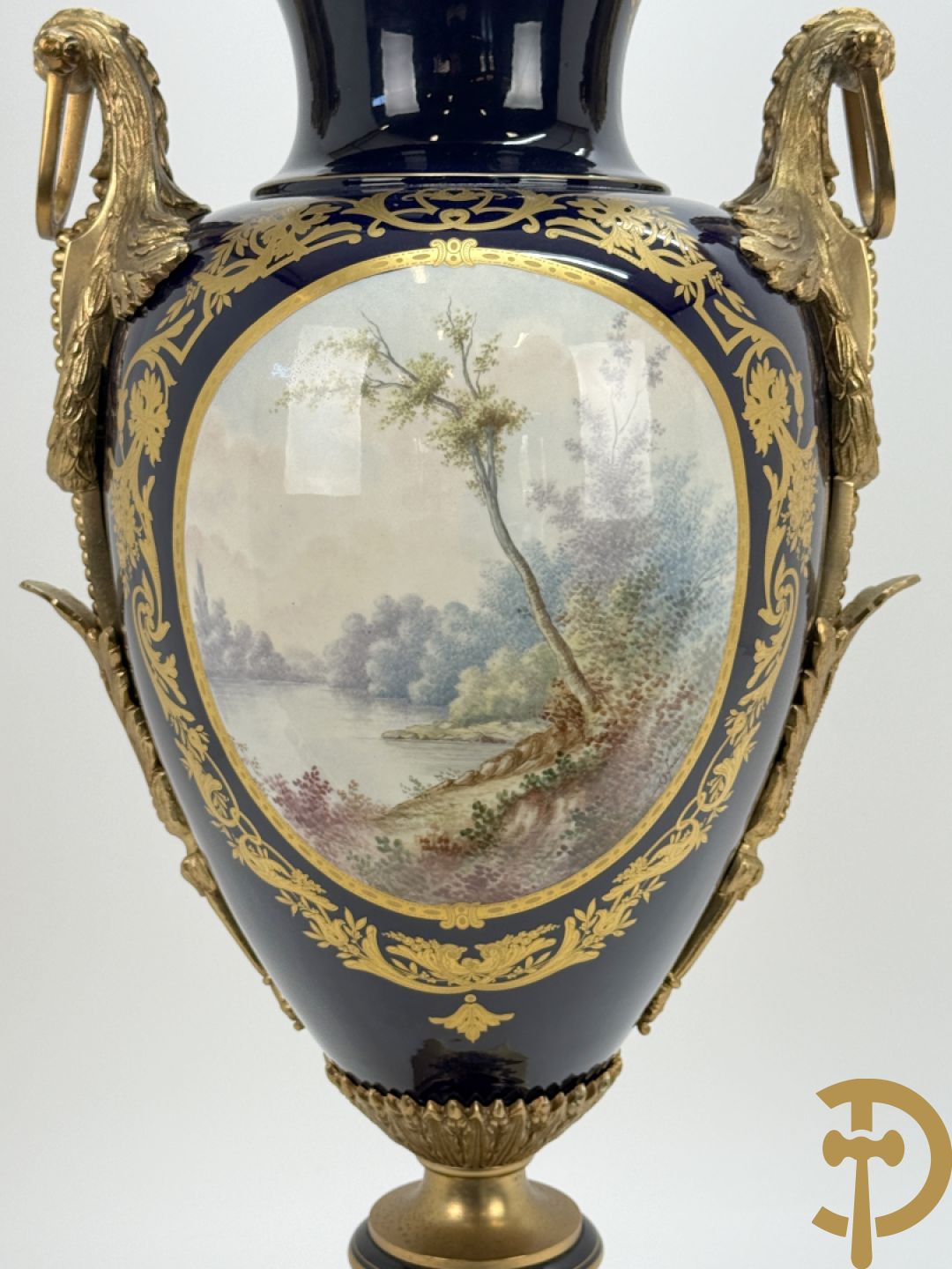 Onleesbaar getekend rechts onder, Sèvres stijl vaas met dubbel decor van romantische genrescène en landschapsscène, met bronzen ornamenten bezet