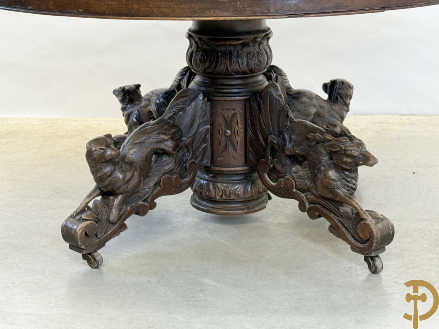 Eiken ovale jachttafel met 4 verschillende dieren + zes stoelen met canage op getorste poten (verschillende modellen)