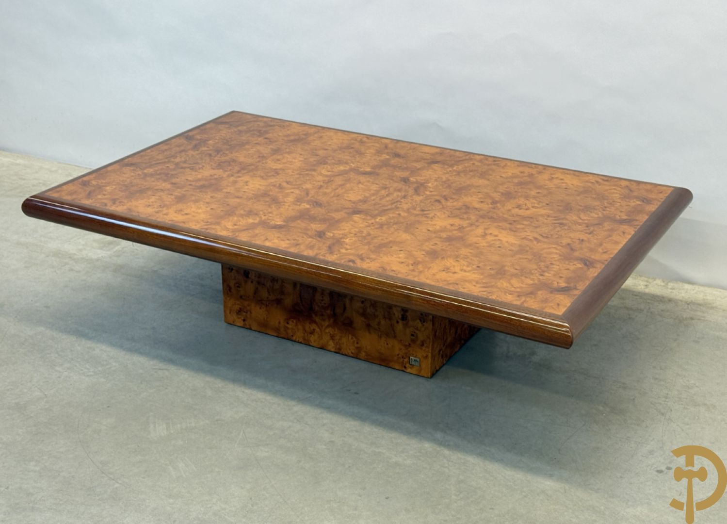 Wortelnotehouten salontafel met notelaren boord, gemerkt Mahay J.C.