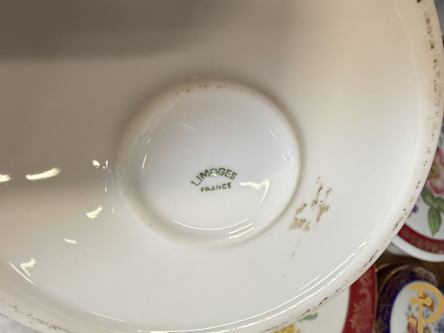 Porseleinen Limoges koffiekopjes en schoteltjes met vergulde accanthusranken + porseleinen Limoges borden met romantische geanimeerde taferelen + roze en blauwe Limoges vazen met romantische taferelen