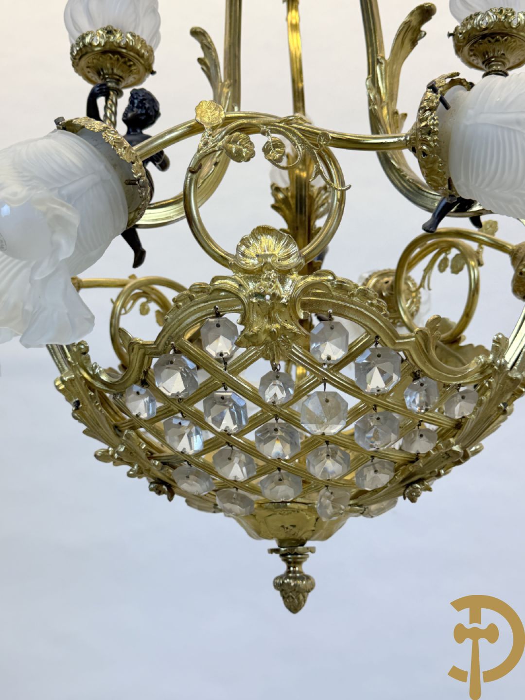 Vuurvergulde bronzen Franse luchter met zes lichtpunten en bezet met diamantvormige kristallen