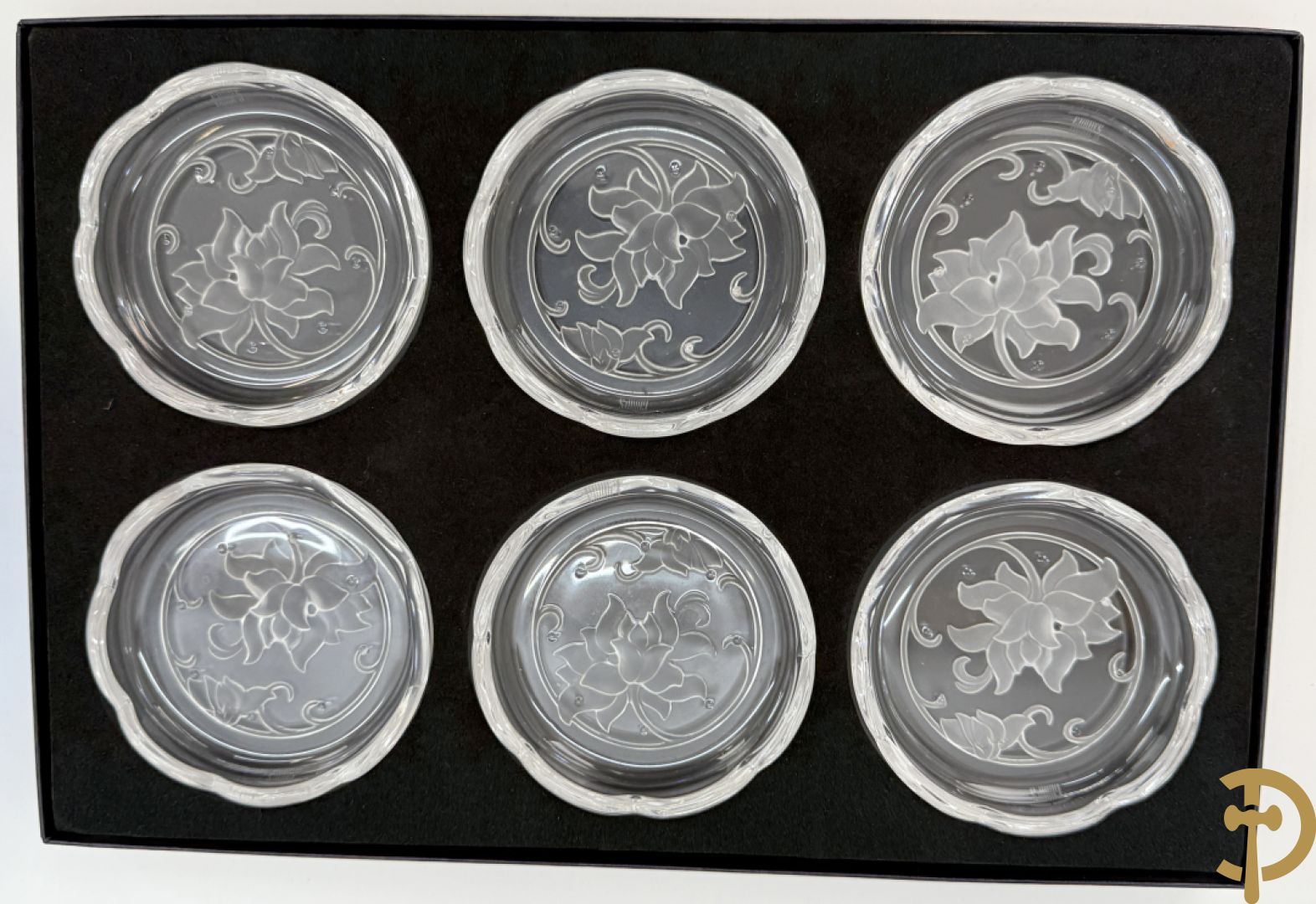 Twee x zes onderzetschaaltjes voor glazen + onderzetschaal voor fles + 4 Val-Saint-Lambert asbakken + blauwe geperste coupe Val-Saint-Lambert met vogeldecor + asbak Daum Nancy