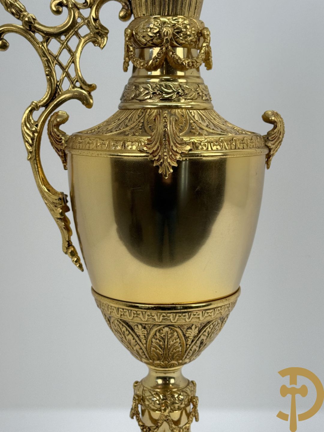 Vuurvergulde bronzen amfoorvaas met basrelief van dame en bezet met cupido