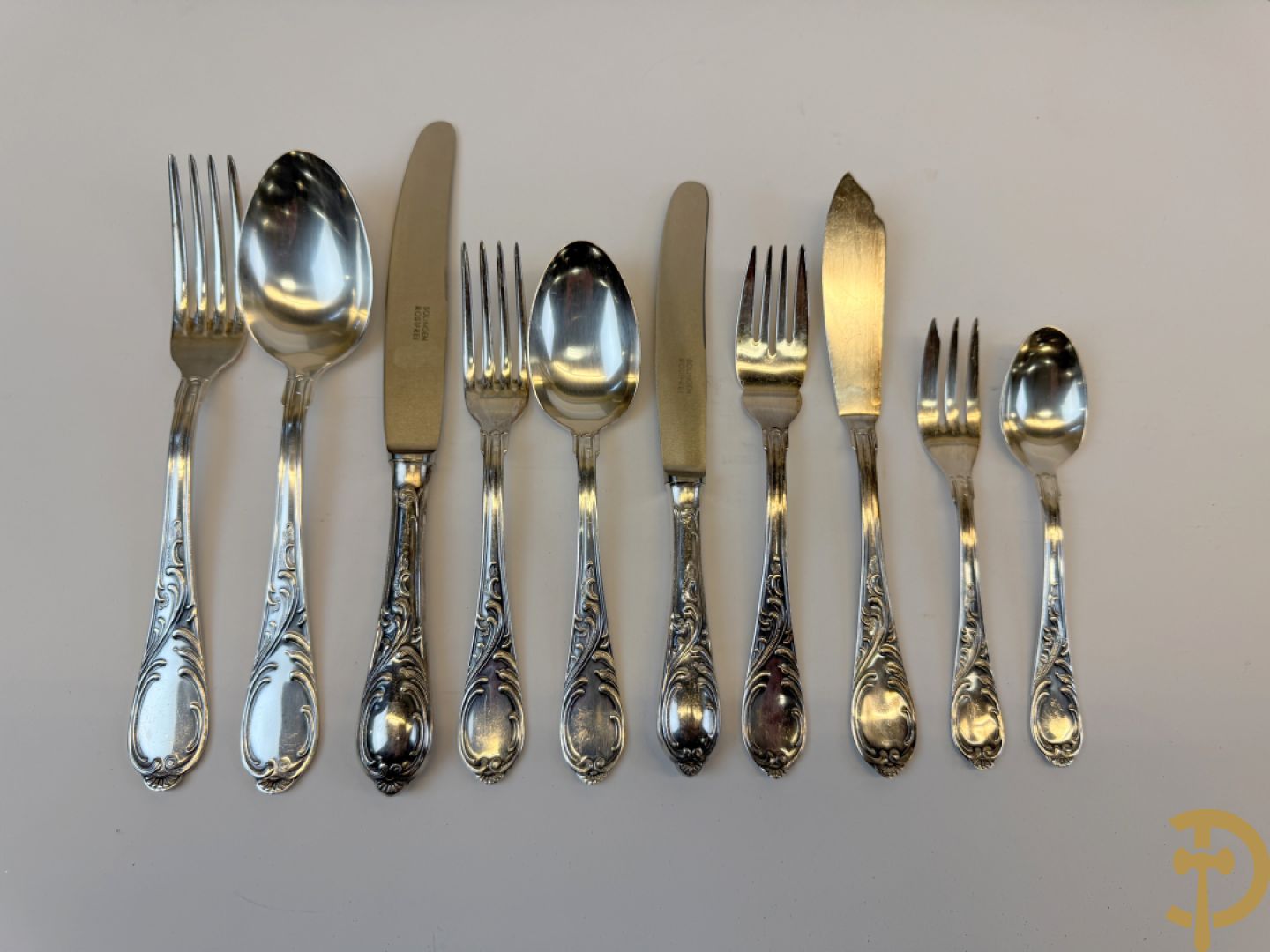 Verzilverd Louis XV bestek in schrijn : 10 reeksen en losse stukken