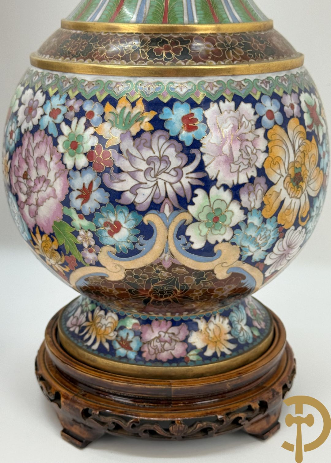 Paar cloisoné vazen met kleurrijk bloemendecor op houten sokkel