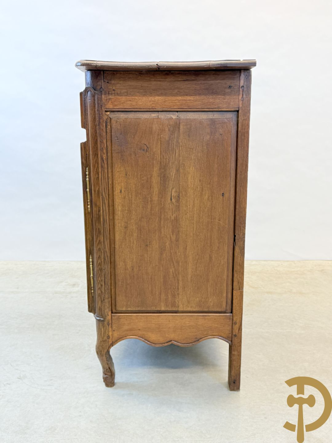 Massief eiken Vlaamse tweedeursdresse met 2 lades, afgestoken panelen en voluutvormige poten, 18e