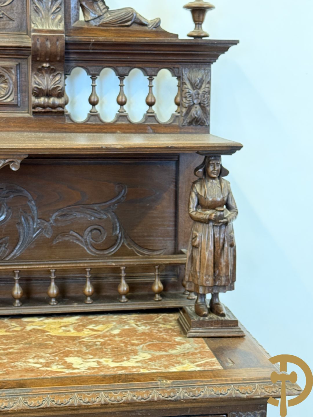 Massief eiken Bretoense eetkamer bestaande uit buffet met 3 deuren boven, 2 deuren onder, lades midden en gesculpteerde geanimeerde scènes + desserte + uittrekbare tafel + 6 stoelen + extra allonge