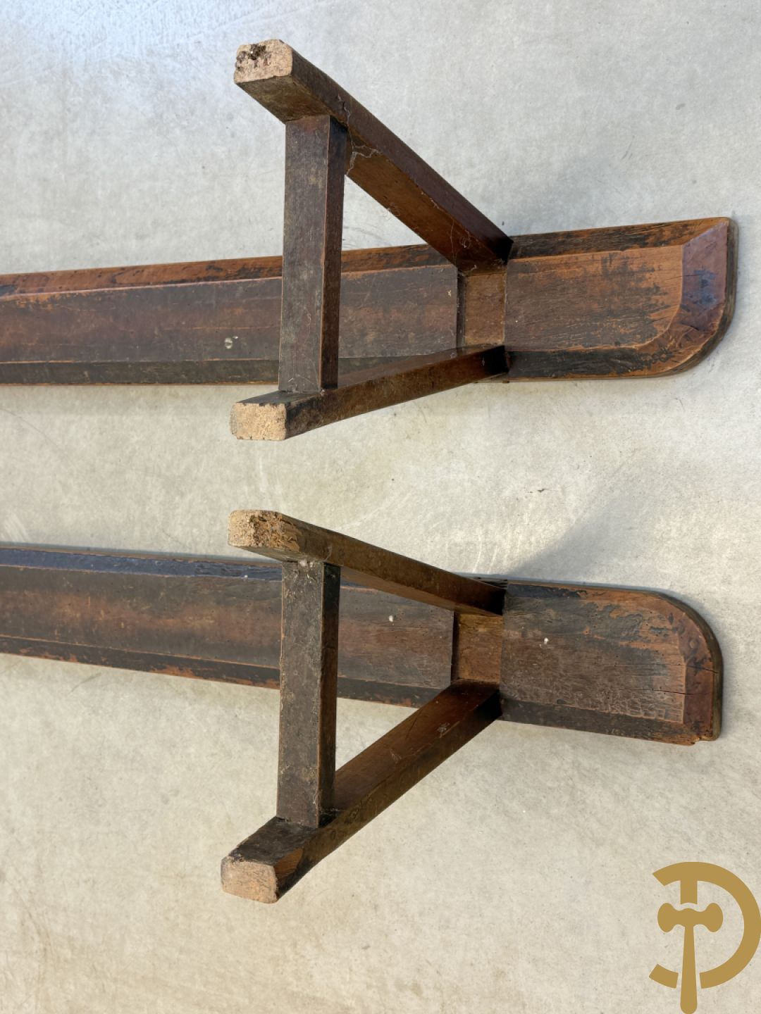 Paar lange eiken kloosterbanken