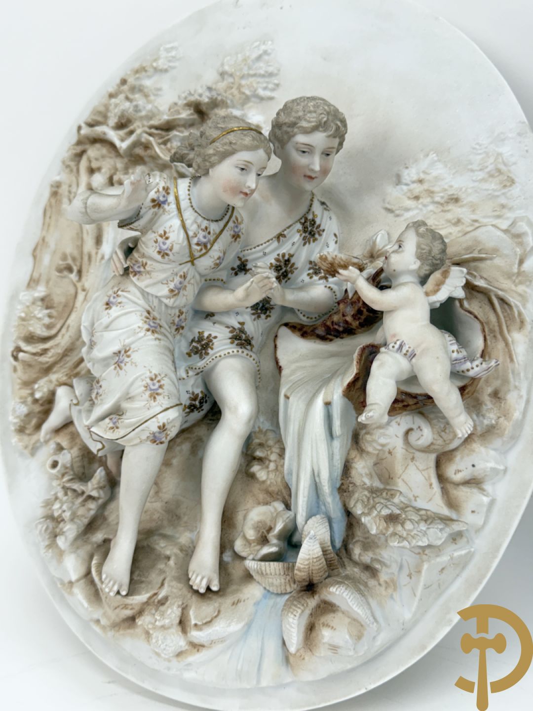 Paar ovale basreliefs met romantisch koppel en cupido in biscuit, achteraan onleesbaar gestempeld