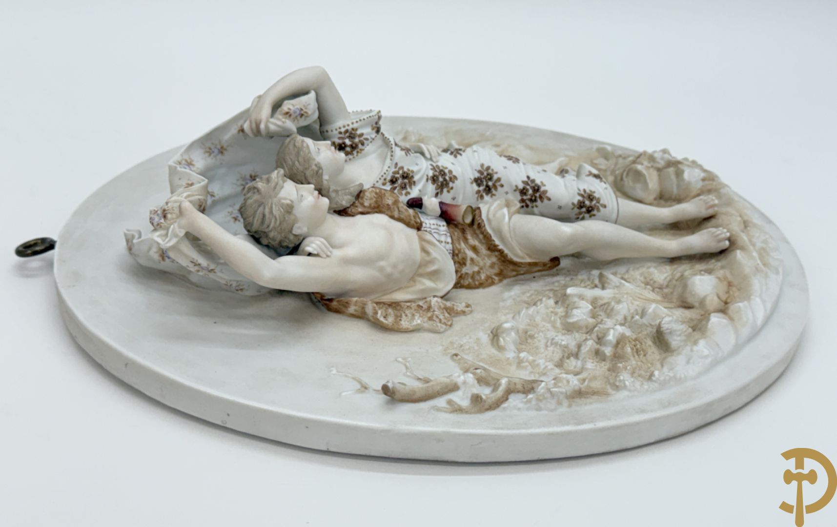 Paar ovale basreliefs met romantisch koppel en cupido in biscuit, achteraan onleesbaar gestempeld