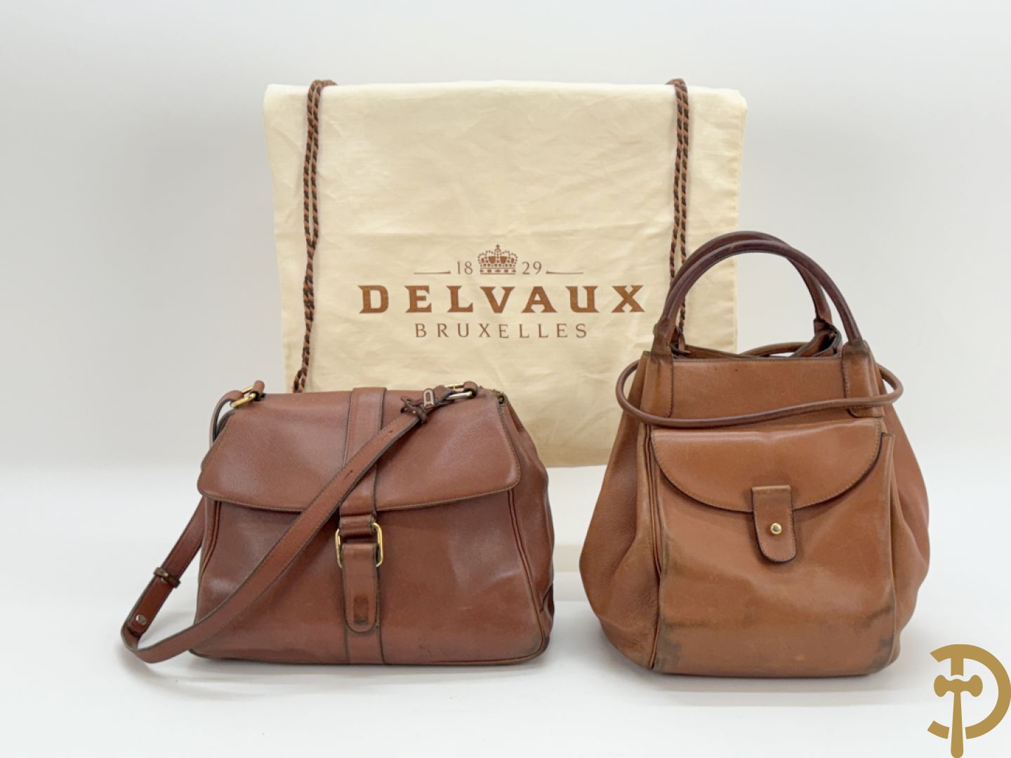 Bruin lederen handtas Delvaux + cognac lederen schoudertas Equivoque Delvaux